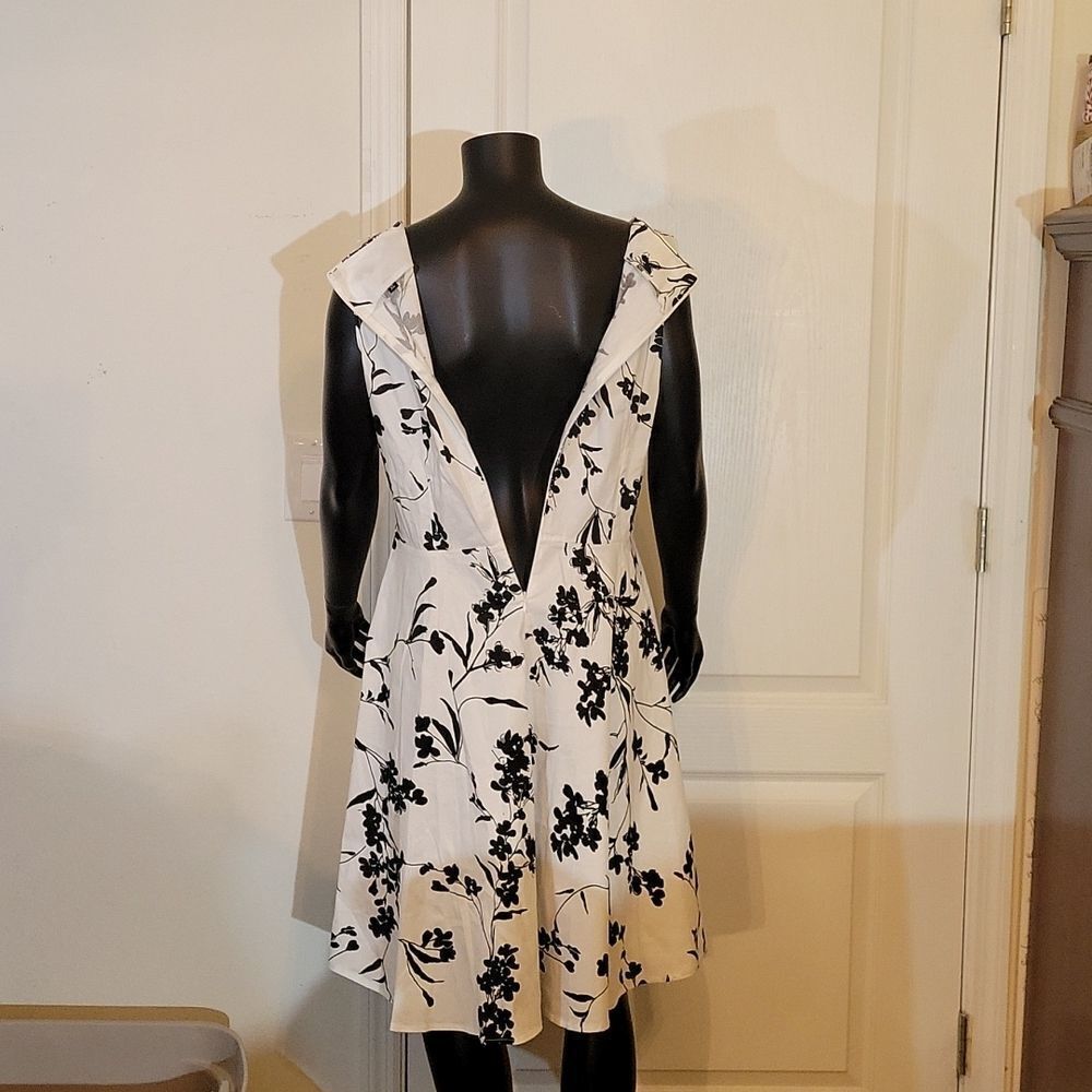 BRAND NEW BLACK/WHITE SLEEVELESS DRESS - Picture 10 of 16